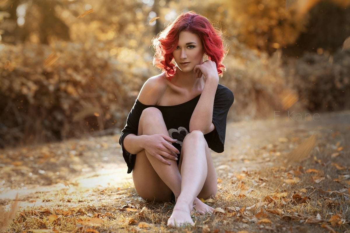 Фотограф снимает большие дойки милфы с рыжими волосами в душе для эротического журнала